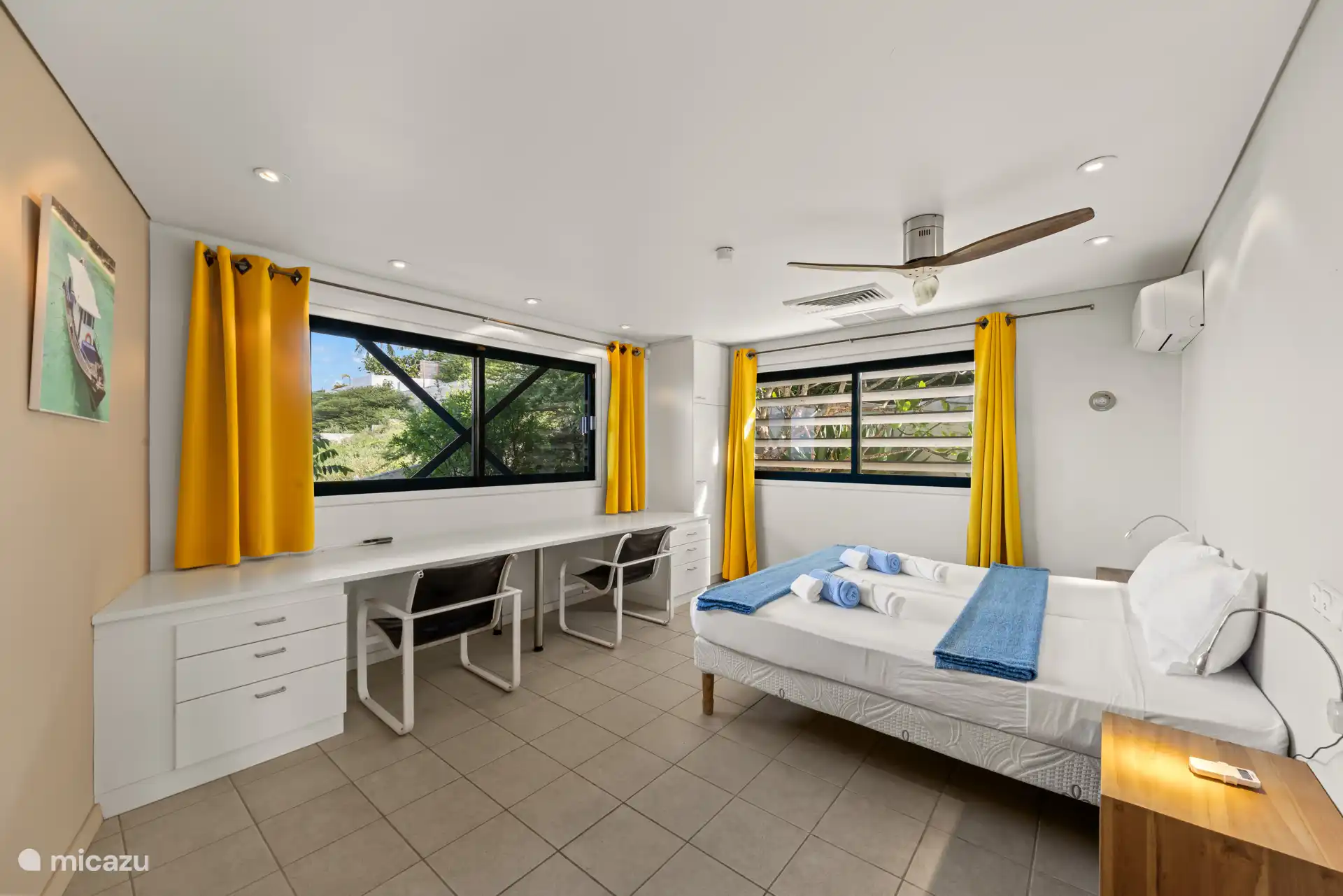 Chambre climatisée avec salle de bain privée.