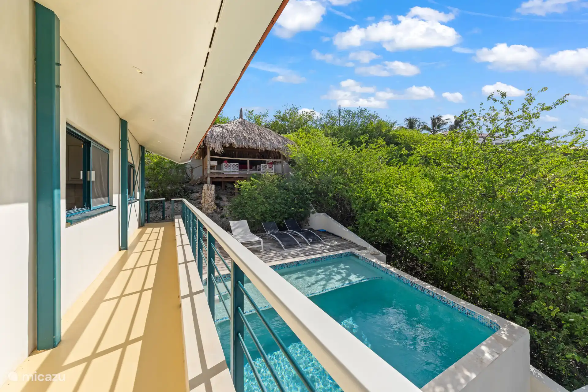 Votre propre piscine avec des transats.