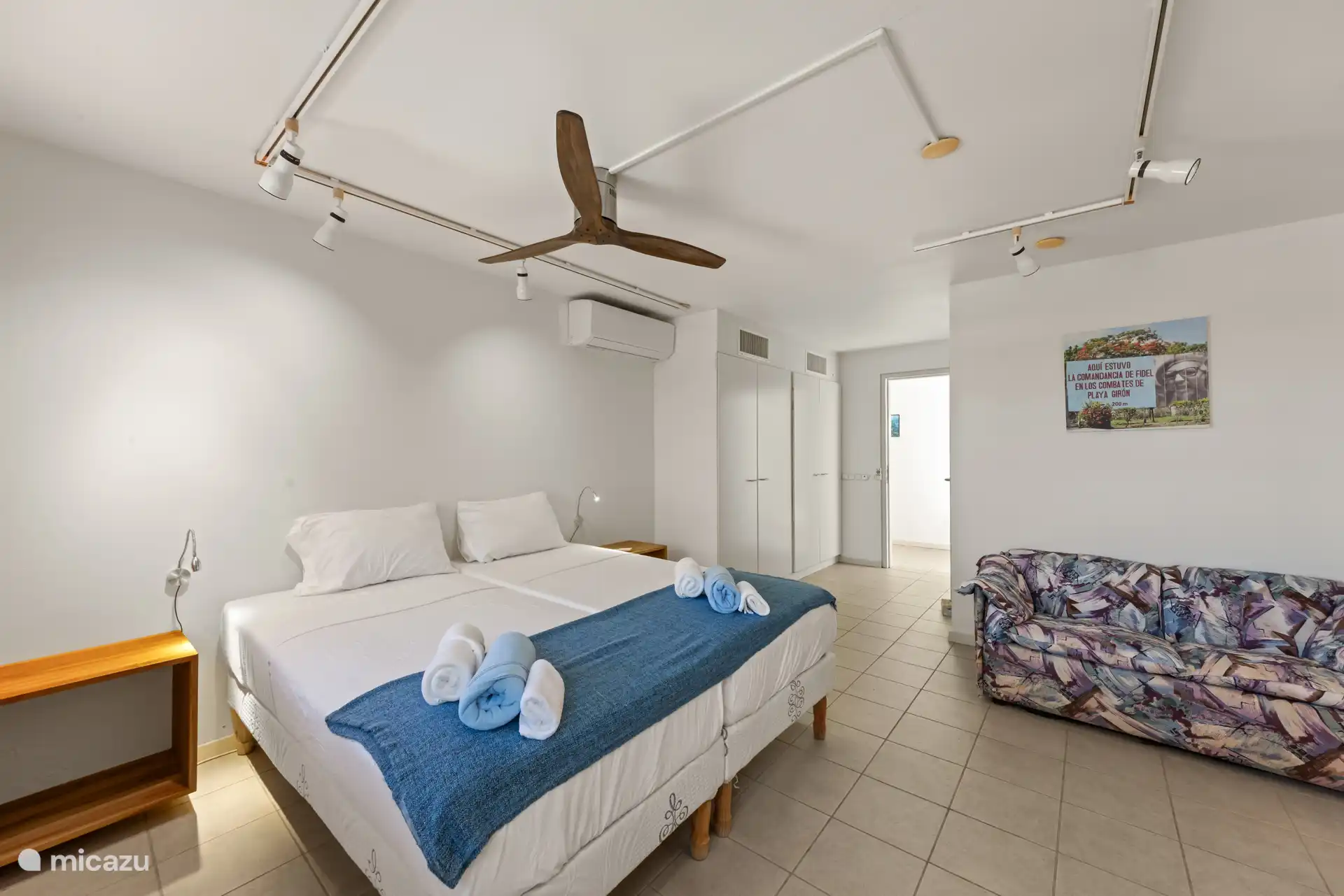 Chambre 4 avec climatisation et salle de bain privée.