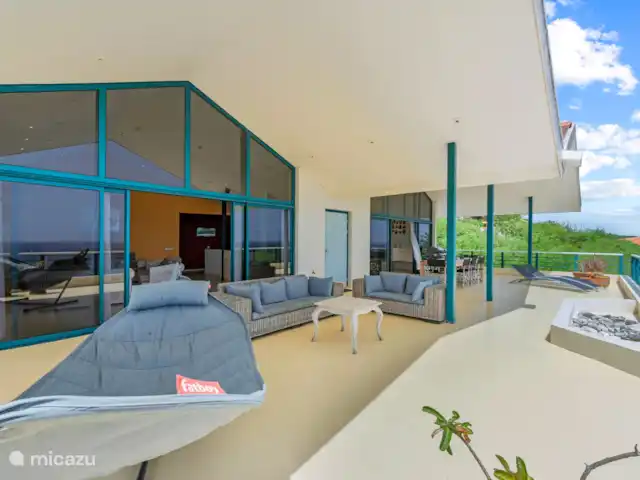 Villa Korsou, Plage de Cas Abou | Curaçao, Banda Abou (ouest), Cas Abao - villa Porche ombragé spacieux avec salon et salle à manger et vue à 180 degrés sur la mer.