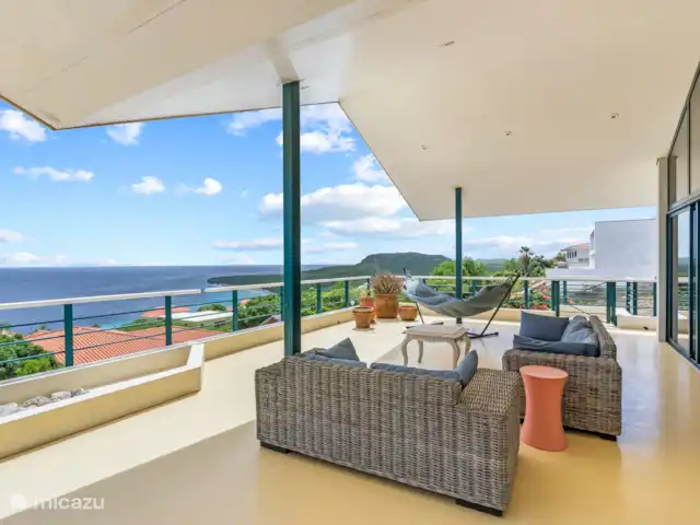 Villa Korsou, Plage de Cas Abou | Curaçao, Banda Abou (ouest), Cas Abao - villa Porche ombragé spacieux avec salon et salle à manger et vue à 180 degrés sur la mer.
