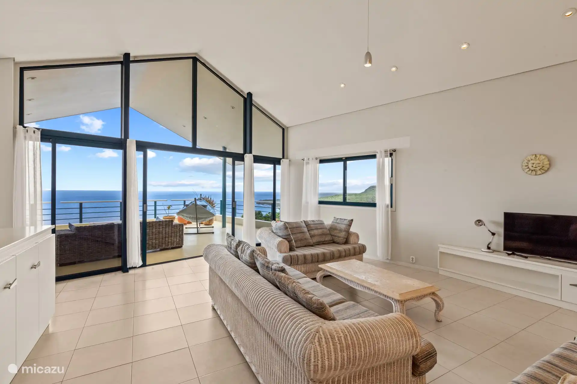 Wohnzimmer im Inneren mit TV