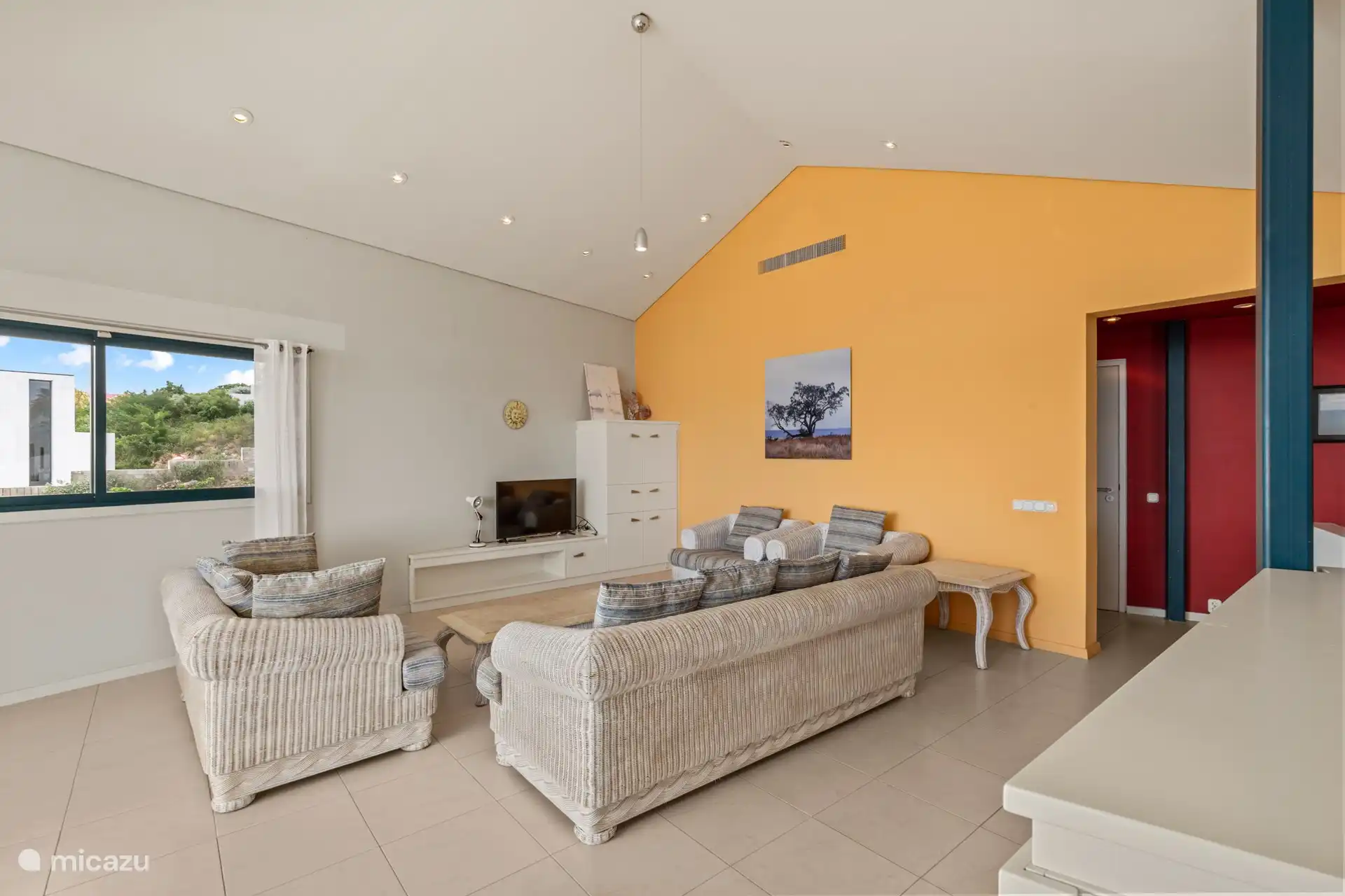 Wohnzimmer, rechts auf dem Foto der Eingang zu Schlafzimmer 1 und 2. 