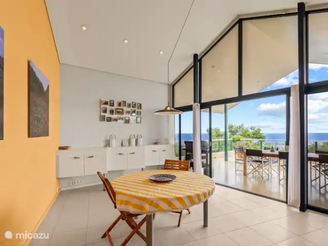 Villa Korsou, Plage de Cas Abou | Curaçao, Banda Abou (ouest), Cas Abao - villa Dans le salon, une salle à manger intérieure.