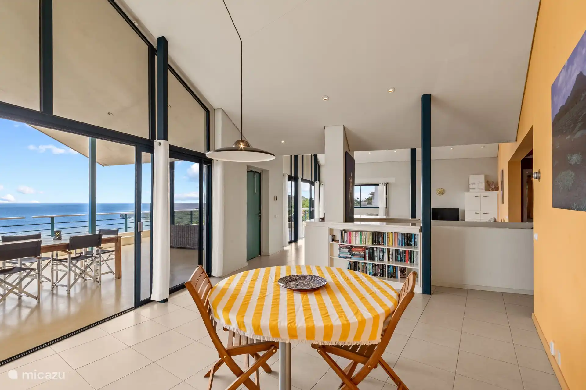 Im Wohnzimmer befindet sich ein Essbereich im Innenbereich. . 