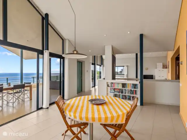 Villa Korsou, Plage de Cas Abou | Curaçao, Banda Abou (ouest), Cas Abao - villa Dans le salon, une salle à manger intérieure. .