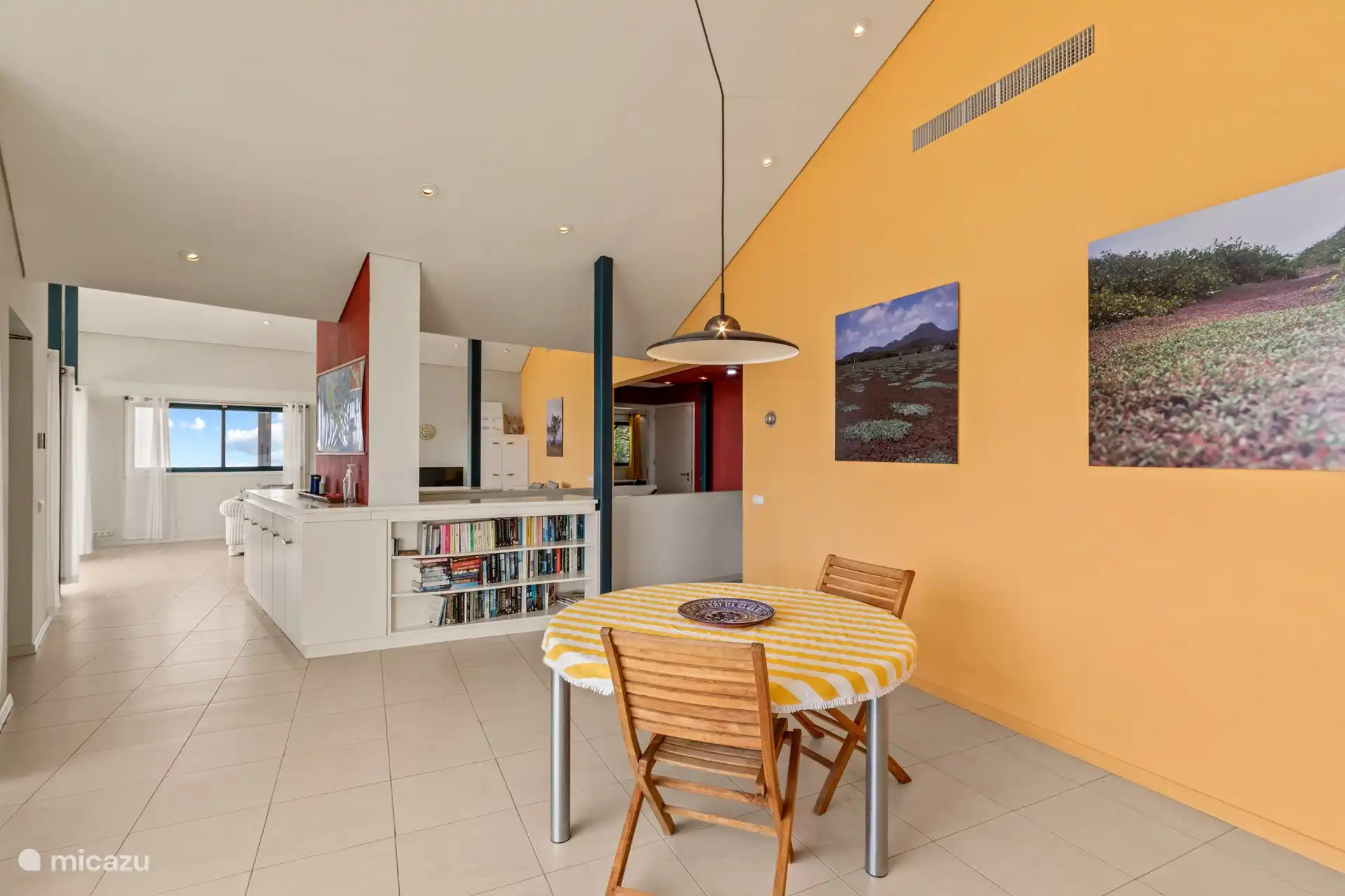 Im Wohnzimmer befindet sich ein Essbereich im Innenbereich. 