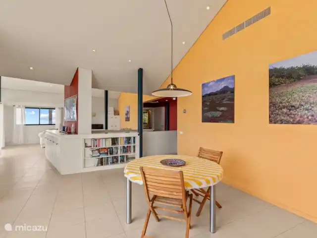 Villa Korsou, Plage de Cas Abou | Curaçao, Banda Abou (ouest), Cas Abao - villa Dans le salon, une salle à manger intérieure.