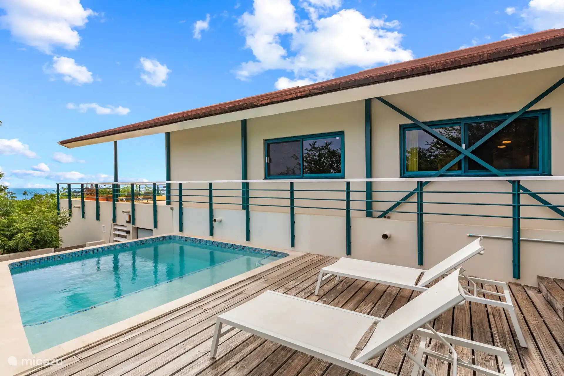 Tauchbecken auf der Ostseite der Villa mit Blick auf das Meer.