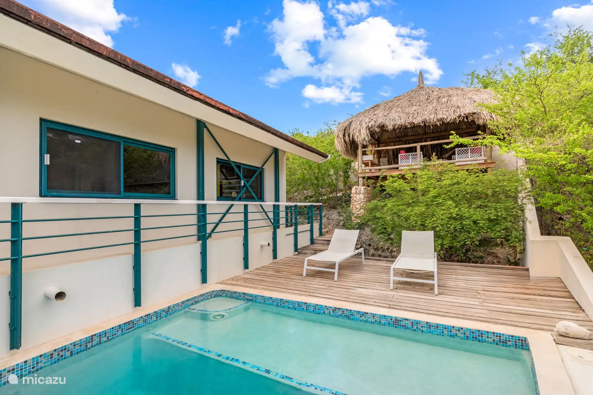 Tauchbecken auf der Ostseite der Villa mit Blick auf das Meer.