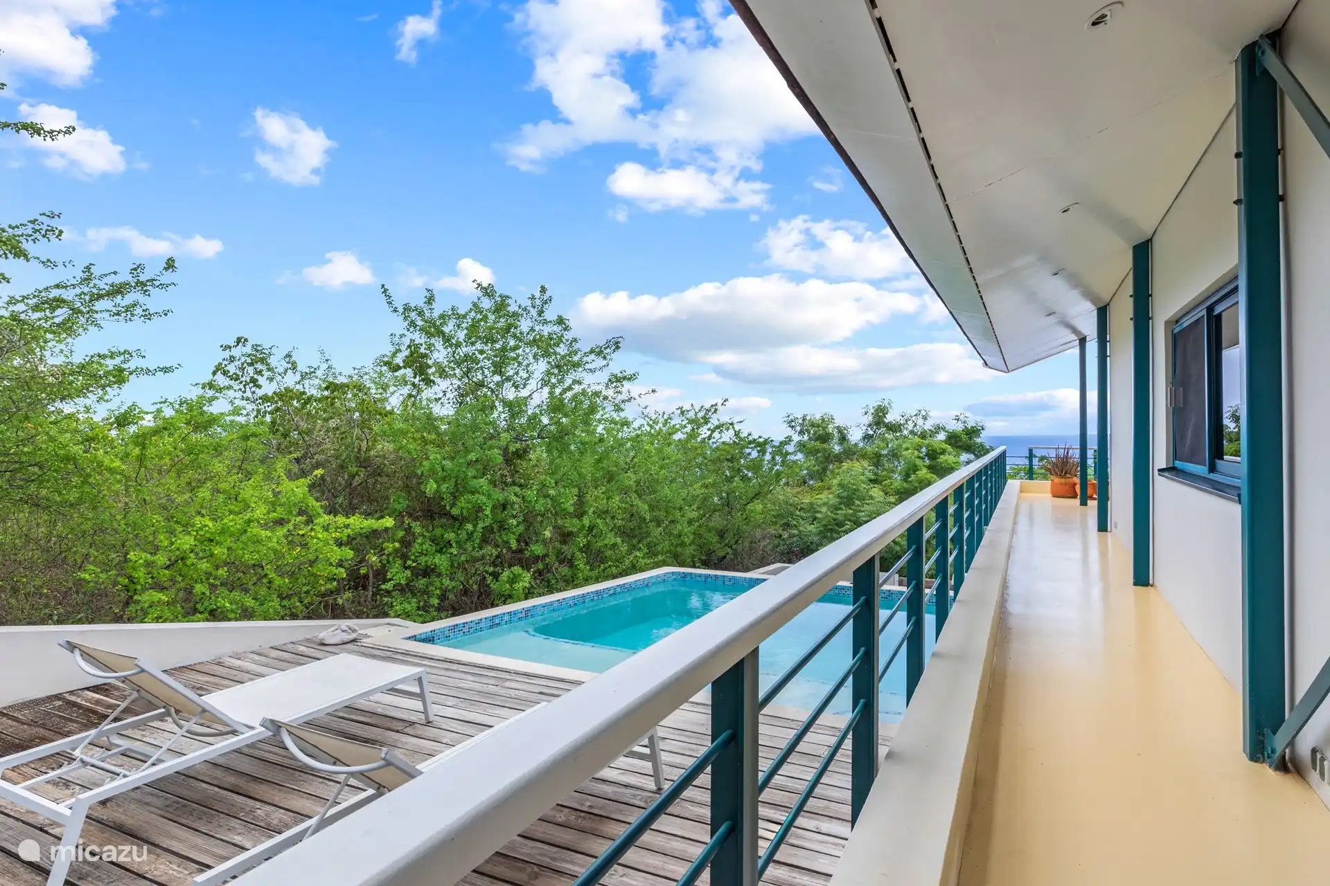 Tauchbecken auf der Ostseite der Villa mit Blick auf das Meer.