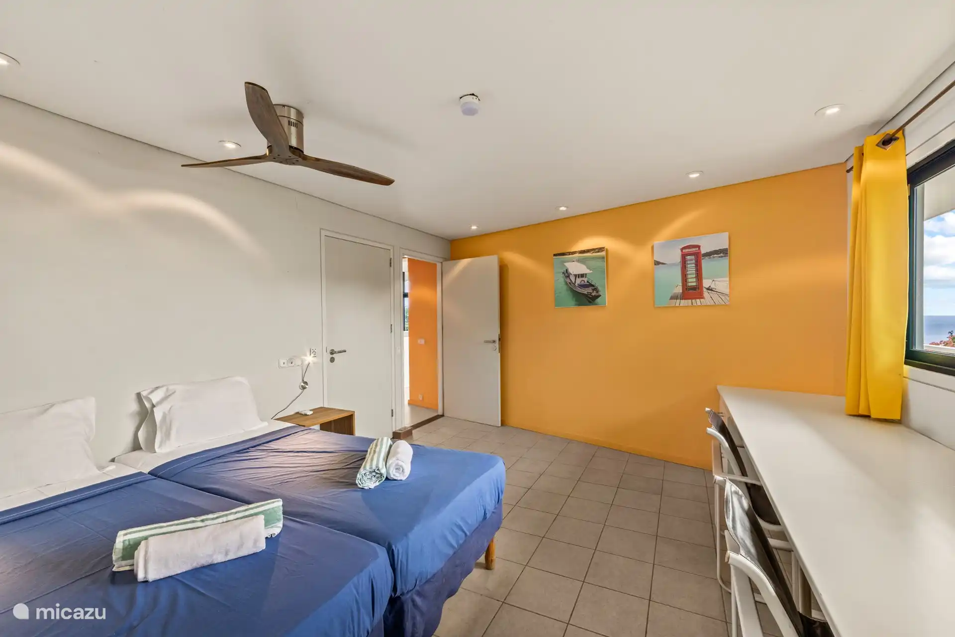 Schlafzimmer 1 mit Klimaanlage, Deckenventilator und eigenem Bad. 