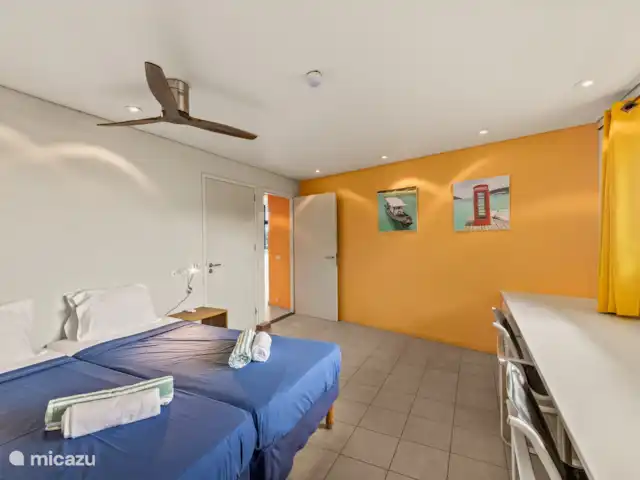Villa Korsou, Plage de Cas Abou | Curaçao, Banda Abou (ouest), Cas Abao - villa Chambre 1 avec climatisation, ventilateur de plafond et salle de bain privée.