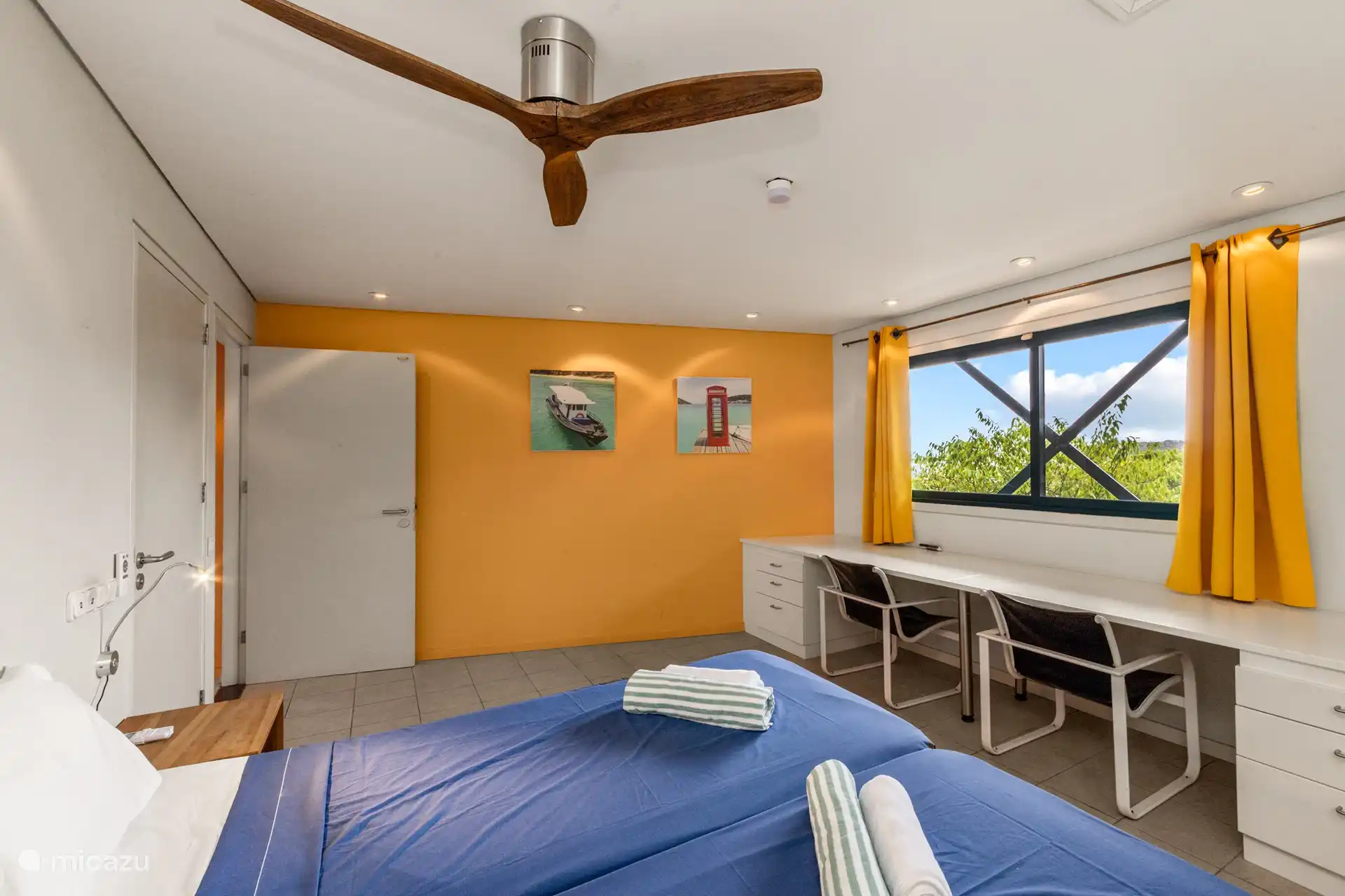 Schlafzimmer 1 mit Klimaanlage, Deckenventilator und eigenem Bad. 