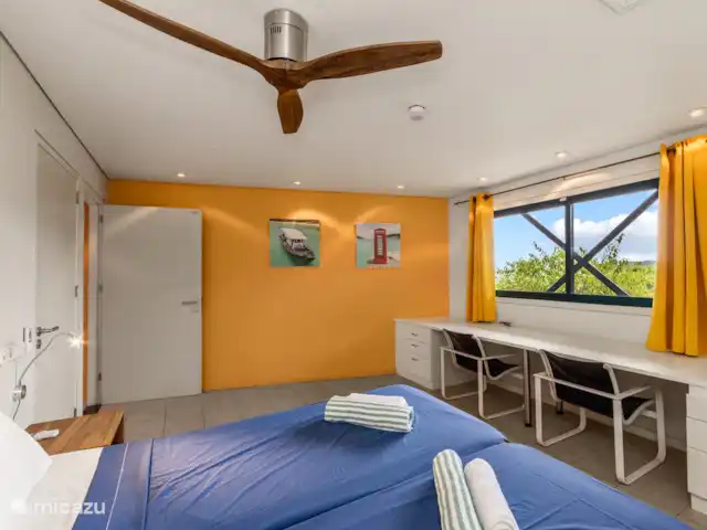 Villa Korsou, Plage de Cas Abou | Curaçao, Banda Abou (ouest), Cas Abao - villa Chambre 1 avec climatisation, ventilateur de plafond et salle de bain privée.