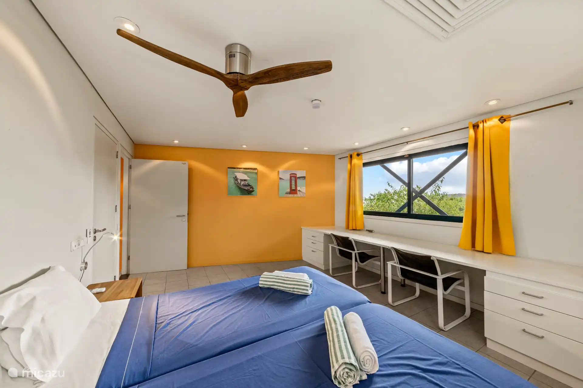 Schlafzimmer 1 mit Klimaanlage, Deckenventilator und eigenem Bad. 