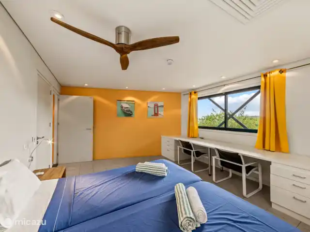 Villa Korsou, Plage de Cas Abou | Curaçao, Banda Abou (ouest), Cas Abao - villa Chambre 1 avec climatisation, ventilateur de plafond et salle de bain privée.