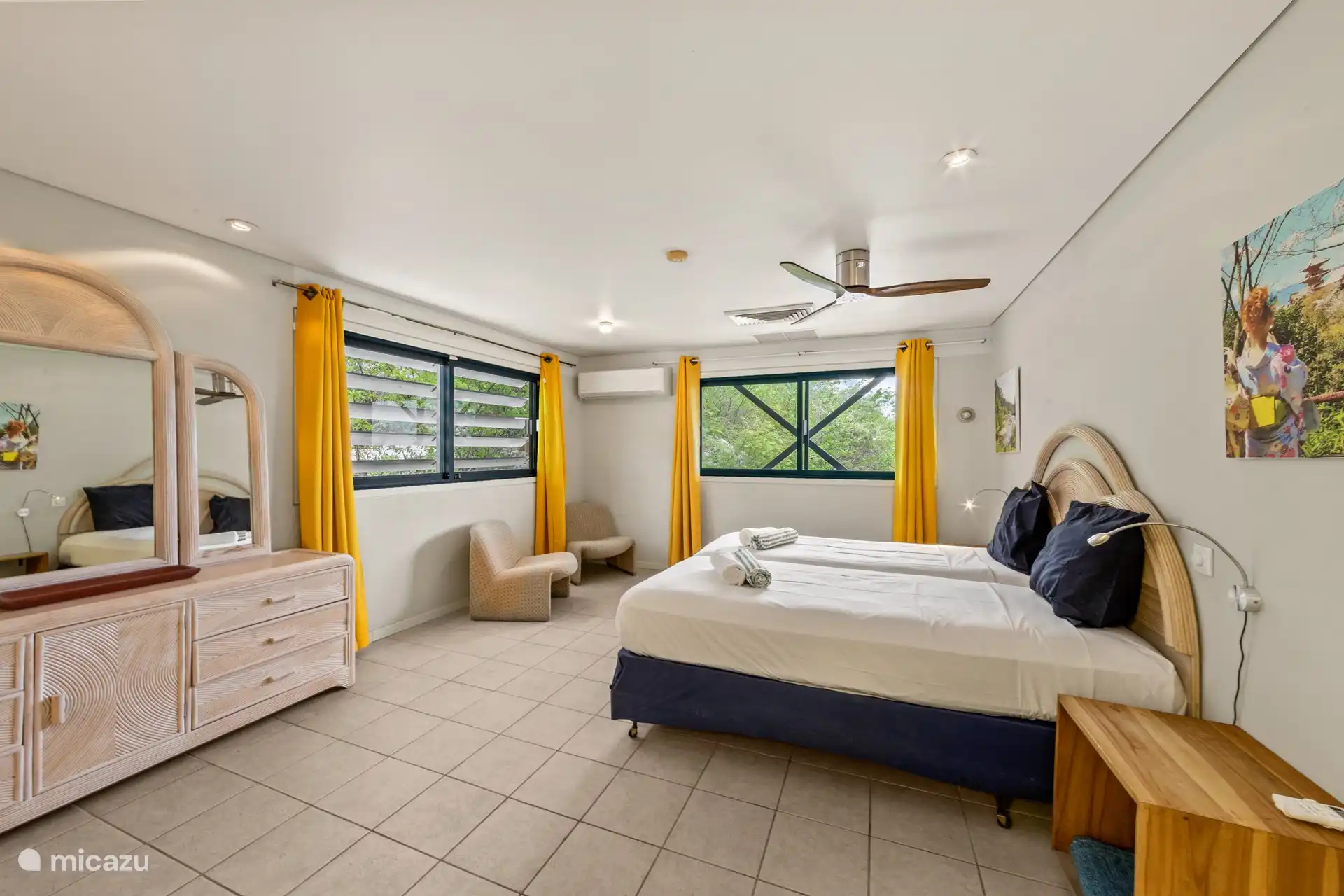 Schlafzimmer 2 mit Klimaanlage, Deckenventilator und eigenem Bad. 