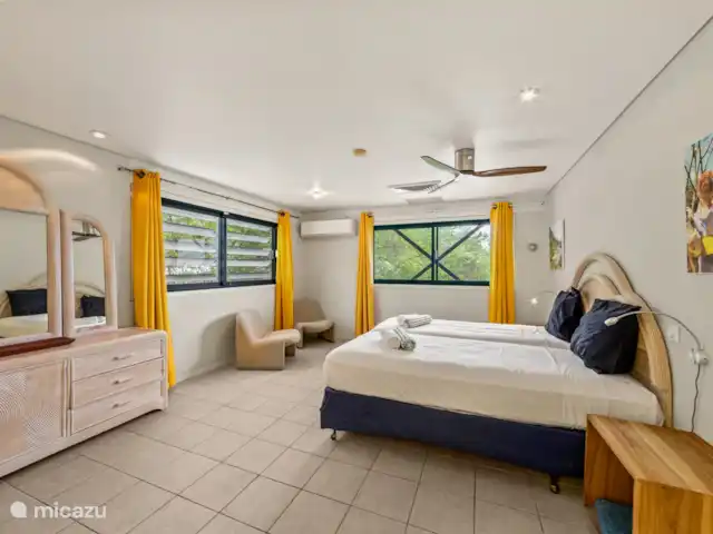 Villa Korsou, Plage de Cas Abou | Curaçao, Banda Abou (ouest), Cas Abao - villa Chambre 2 avec climatisation, ventilateur de plafond et salle de bain privée.