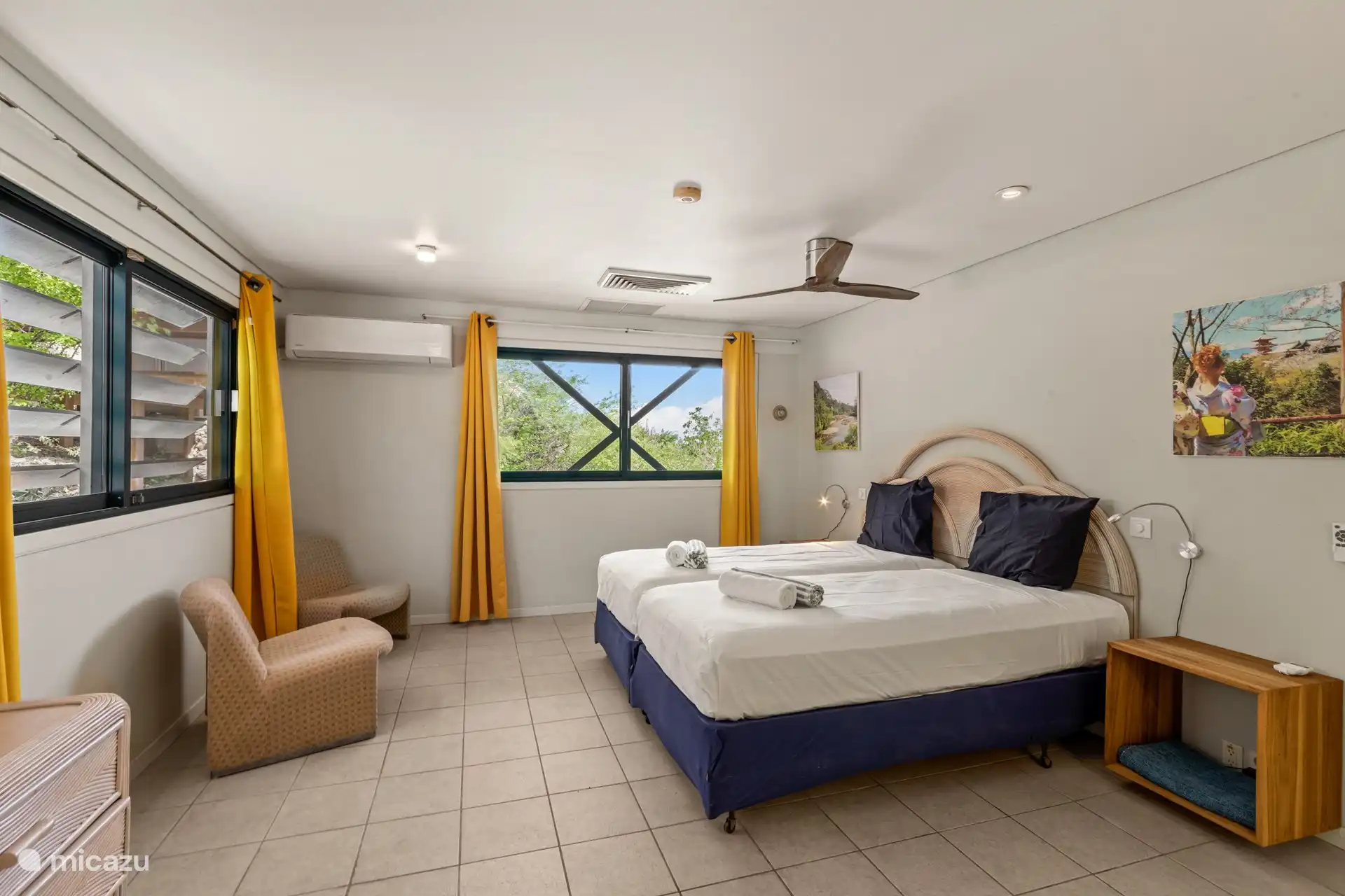 Schlafzimmer 2 mit Klimaanlage, Deckenventilator und eigenem Bad. 