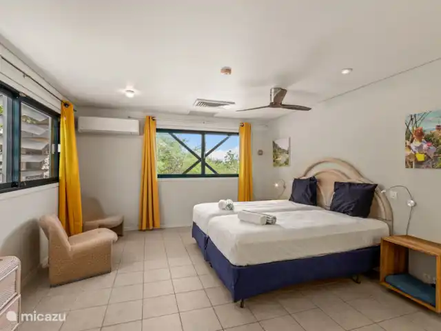 Villa Korsou, Plage de Cas Abou | Curaçao, Banda Abou (ouest), Cas Abao - villa Chambre 2 avec climatisation, ventilateur de plafond et salle de bain privée.