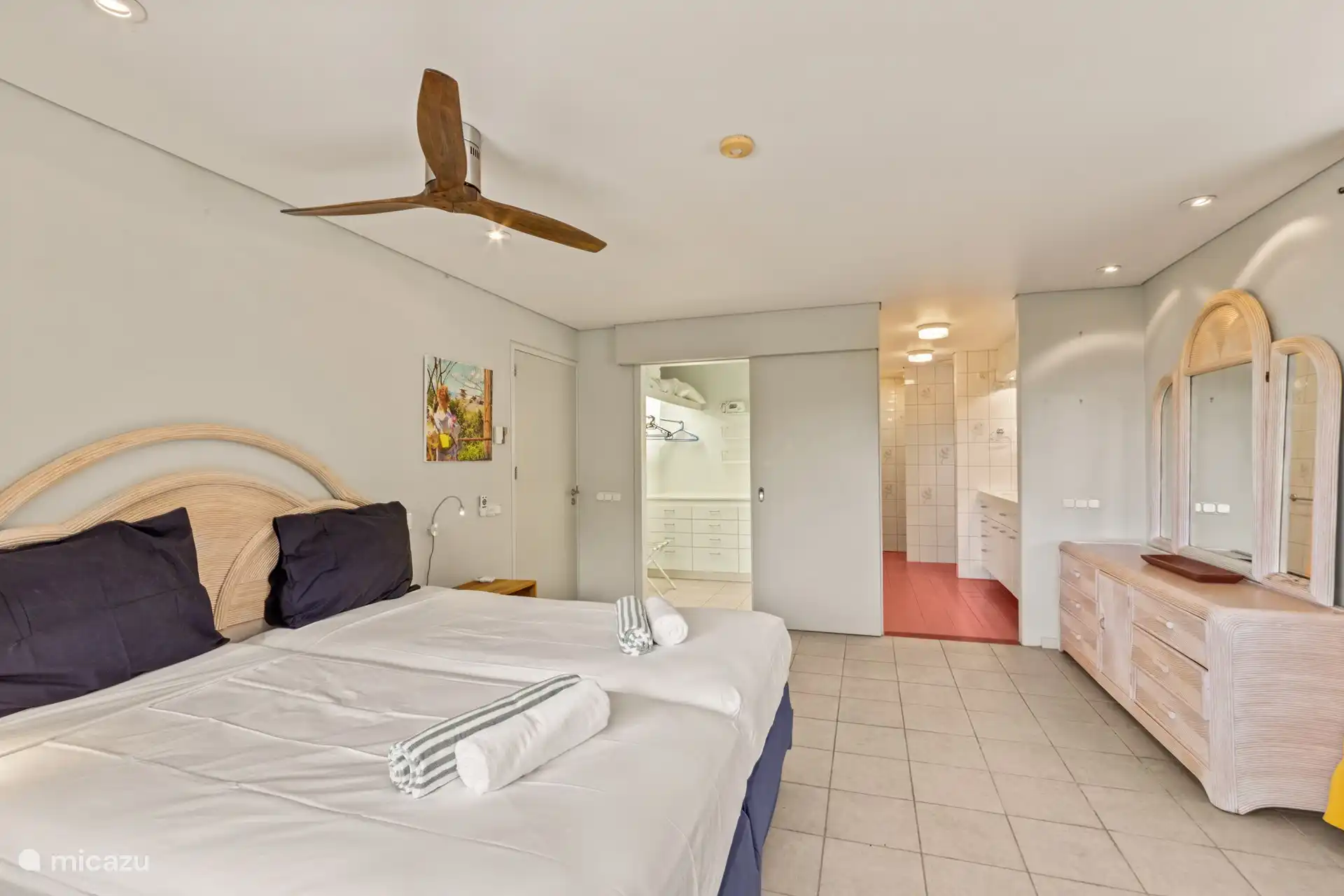 Schlafzimmer 2 mit Klimaanlage, Deckenventilator und eigenem Bad. 