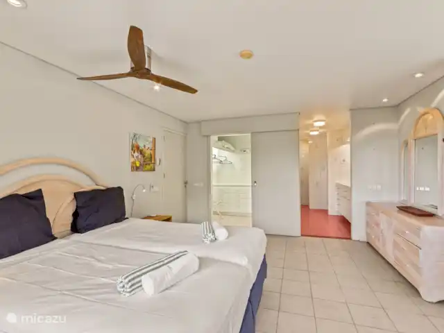Villa Korsou, Plage de Cas Abou | Curaçao, Banda Abou (ouest), Cas Abao - villa Chambre 2 avec climatisation, ventilateur de plafond et salle de bain privée.