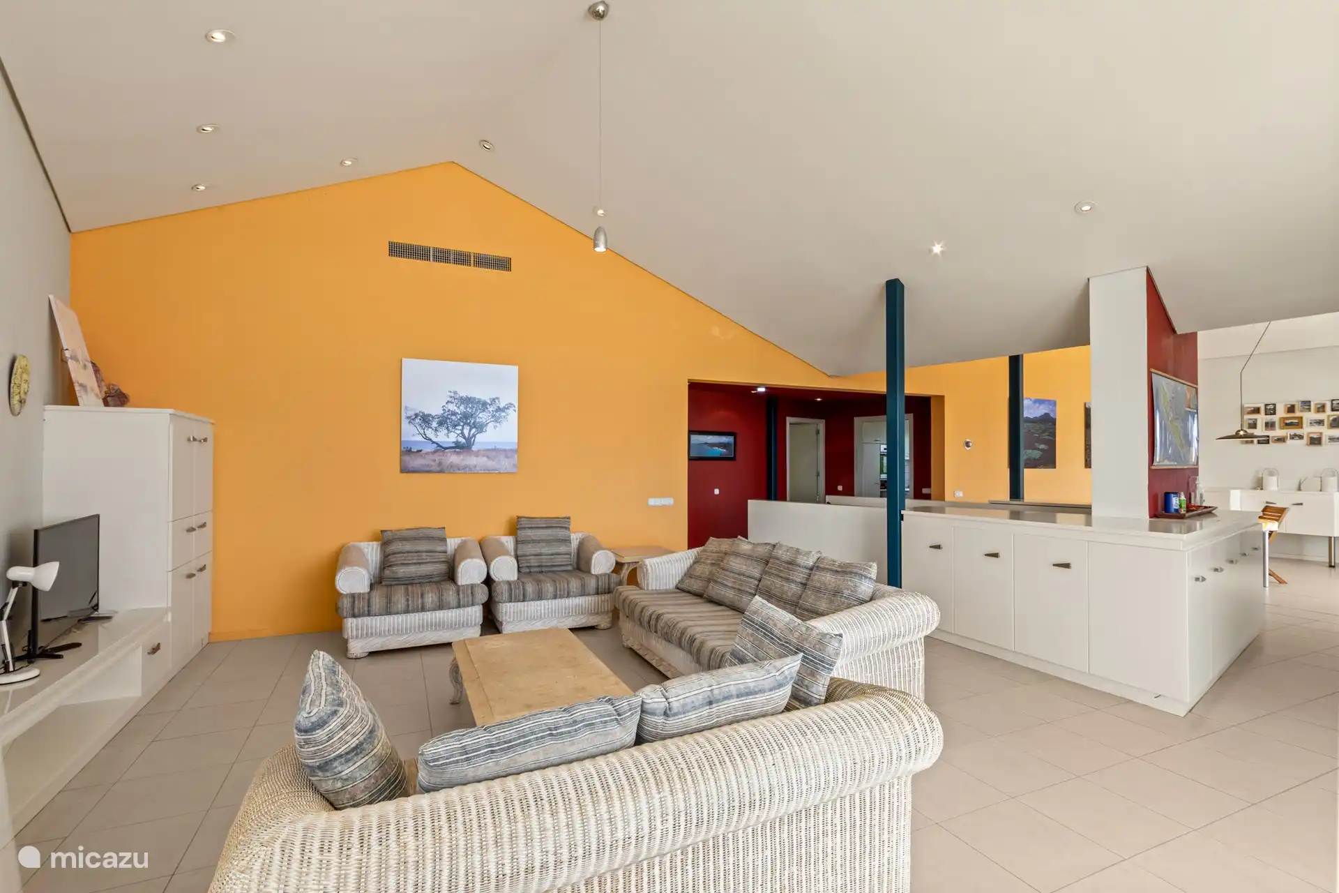 Sehr geräumiges Wohnzimmer, rechts auf dem Foto der Eingang zu einem Schlafzimmer und einer Küche. 