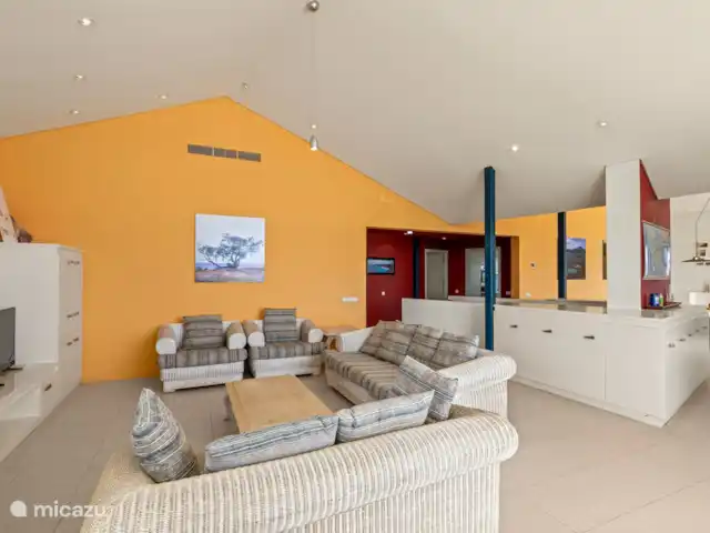 Villa Korsou, Plage de Cas Abou | Curaçao, Banda Abou (ouest), Cas Abao - villa Salon très spacieux, à droite sur la photo l’entrée d’une chambre et d’une cuisine.