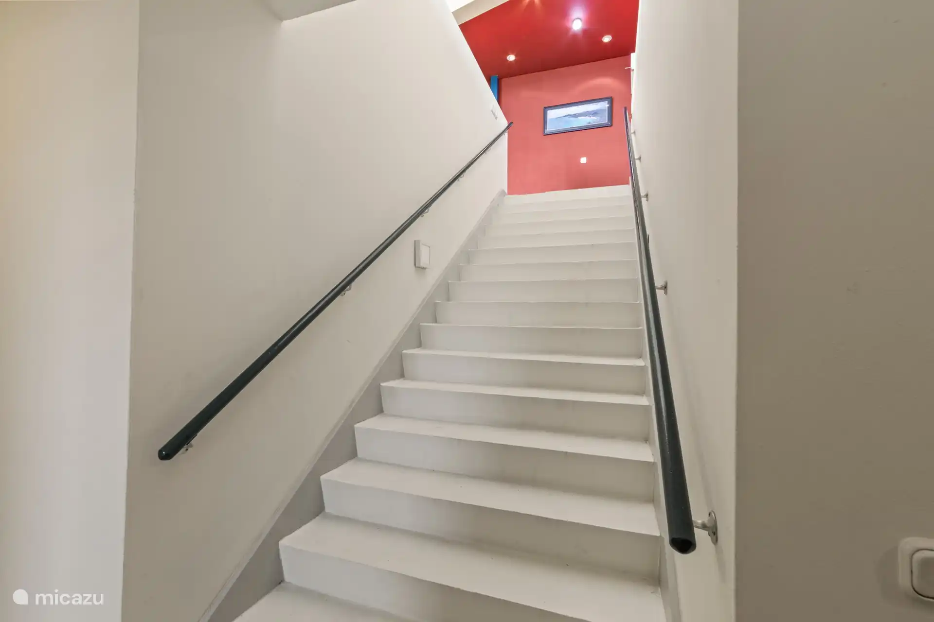 Treppe hinunter zu den unteren 2 Schlafzimmern.