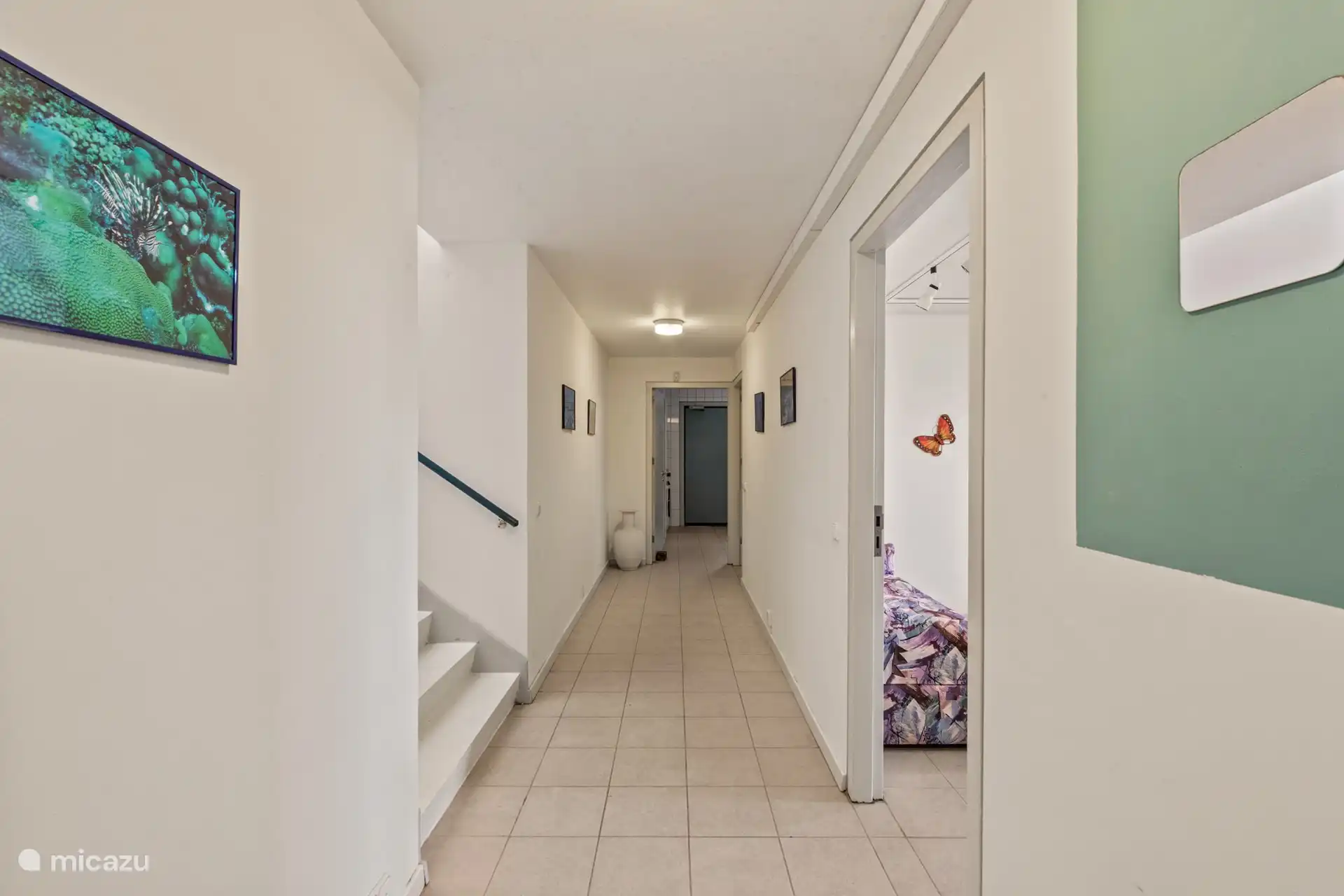 Treppe hinunter zu den unteren 2 Schlafzimmern.