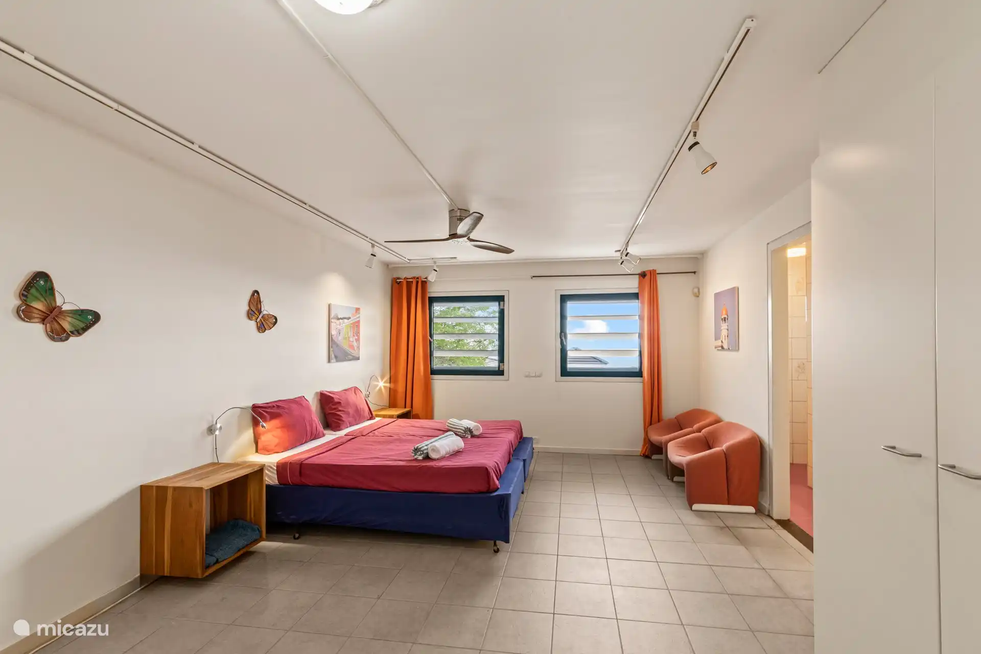 Schlafzimmer 3 mit Klimaanlage, Deckenventilator und eigenem Bad. 