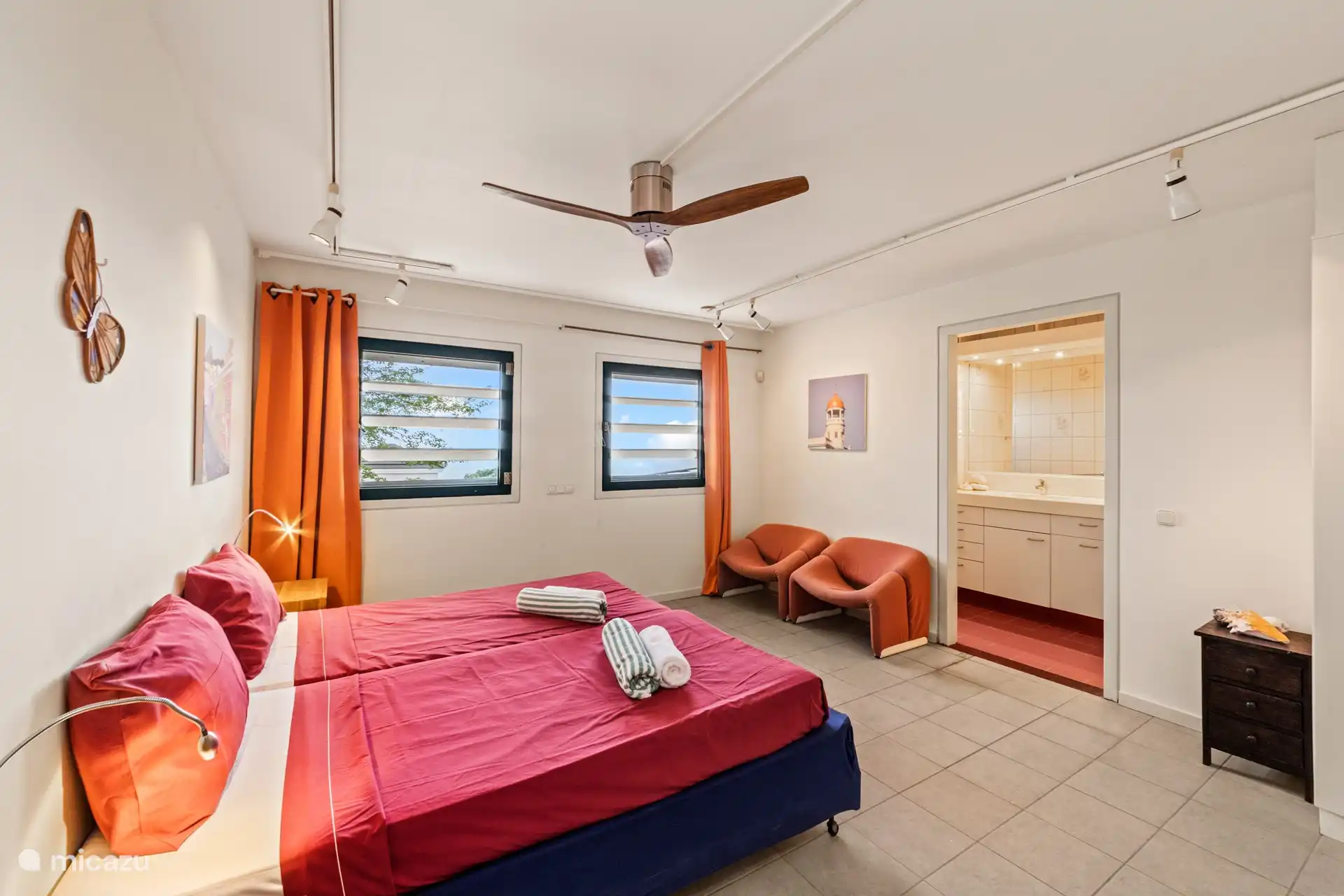 Schlafzimmer 3 mit Klimaanlage, Deckenventilator und eigenem Bad. 