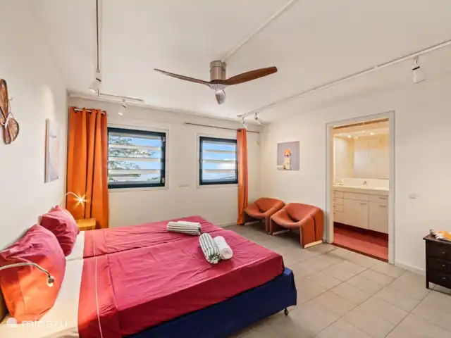 Villa Korsou, Plage de Cas Abou | Curaçao, Banda Abou (ouest), Cas Abao - villa Chambre 3 avec climatisation, ventilateur de plafond et salle de bain privée.