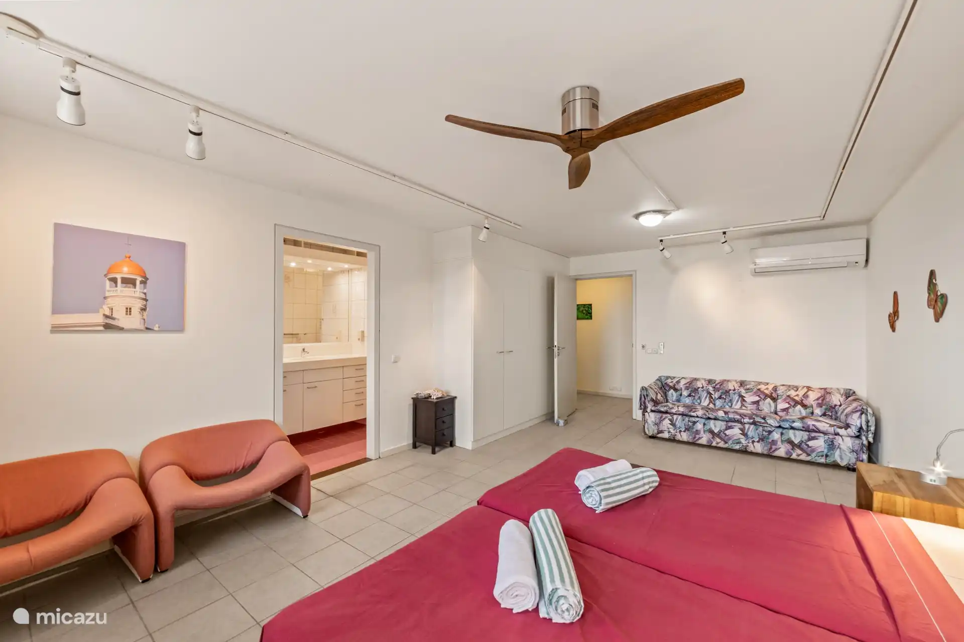 Schlafzimmer 3 mit Klimaanlage, Deckenventilator und eigenem Bad. 