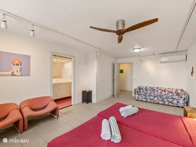 Villa Korsou, Plage de Cas Abou | Curaçao, Banda Abou (ouest), Cas Abao - villa Chambre 3 avec climatisation, ventilateur de plafond et salle de bain privée.