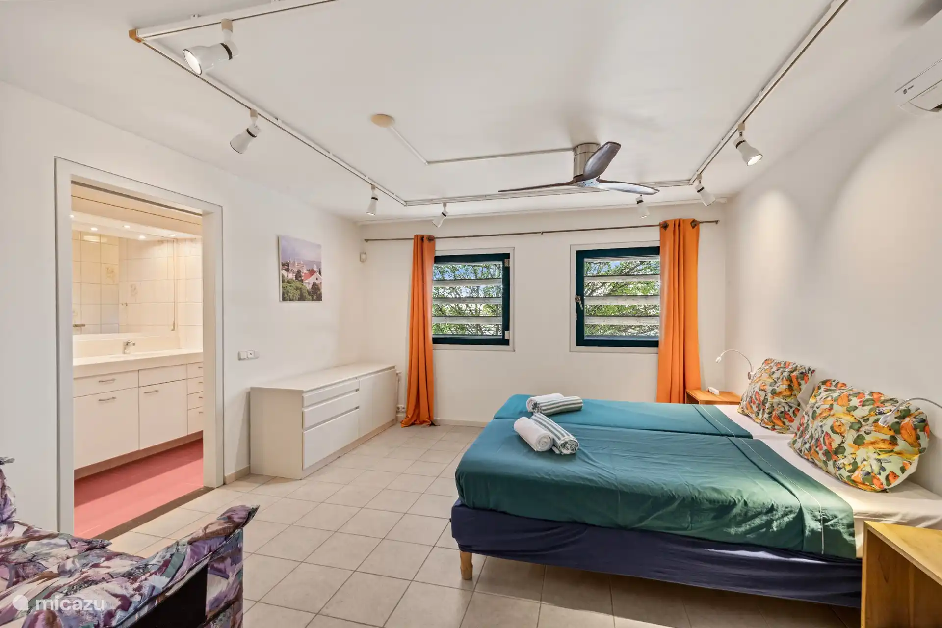 Schlafzimmer 4 mit Klimaanlage, Deckenventilator und eigenem Bad. 