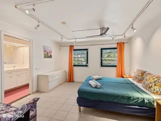 Villa Korsou, Plage de Cas Abou | Curaçao, Banda Abou (ouest), Cas Abao - villa Chambre 4 avec climatisation, ventilateur de plafond et salle de bain privée.