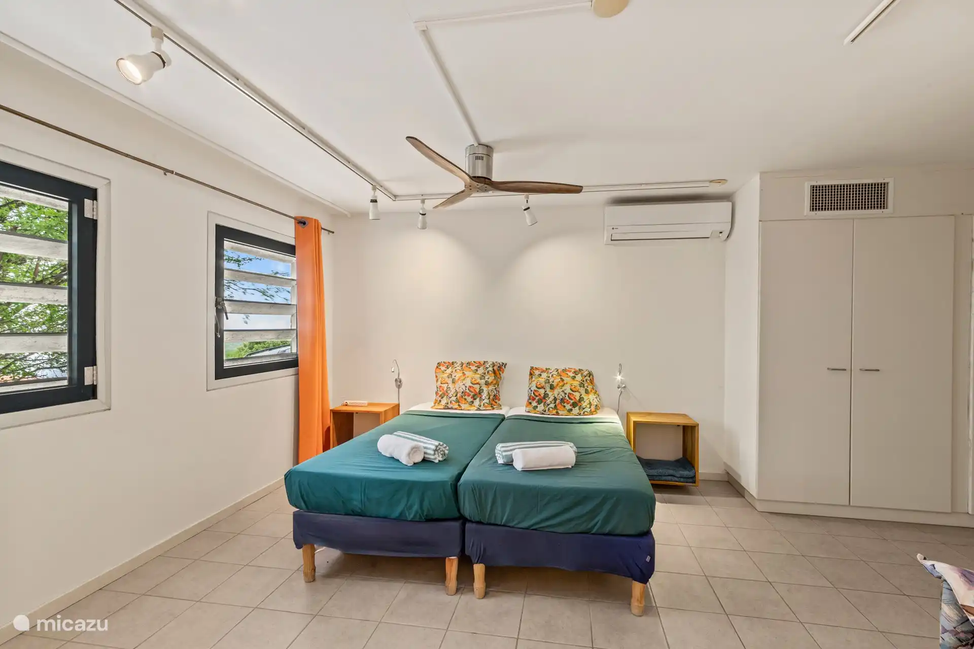 Schlafzimmer 4 mit Klimaanlage, Deckenventilator und eigenem Bad. 