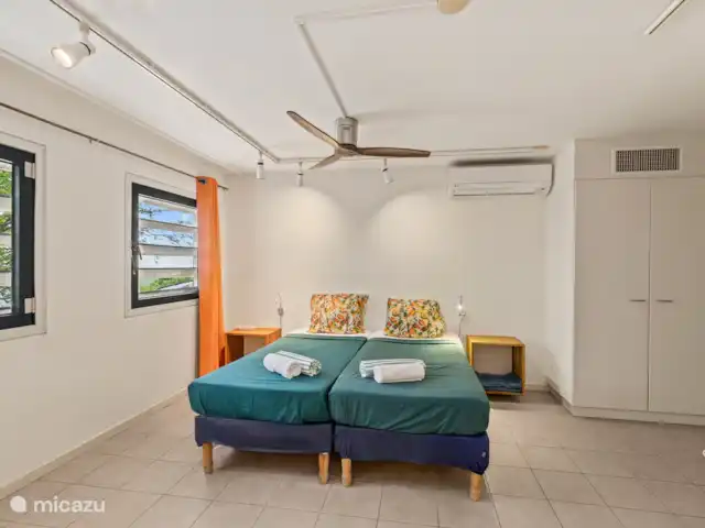 Villa Korsou, Plage de Cas Abou | Curaçao, Banda Abou (ouest), Cas Abao - villa Chambre 4 avec climatisation, ventilateur de plafond et salle de bain privée.