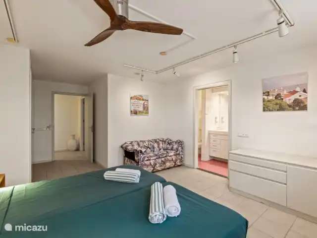 Villa Korsou, Plage de Cas Abou | Curaçao, Banda Abou (ouest), Cas Abao - villa Chambre 4 avec climatisation, ventilateur de plafond et salle de bain privée.