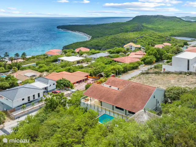 Villa Korsou, Plage de Cas Abou | Curaçao, Banda Abou (ouest), Cas Abao - villa Vue plongeante sur la villa, Cas Abou, les collines environnantes et l’océan.
