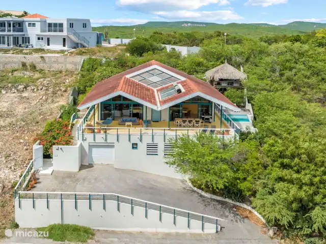 Villa Korsou, Plage de Cas Abou | Curaçao, Banda Abou (ouest), Cas Abao - villa Vue plongeante sur la villa, Cas Abou, les collines environnantes et l’océan.