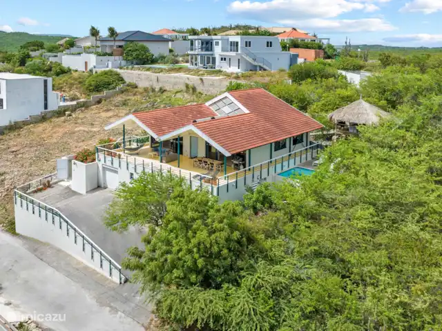 Villa Korsou, Plage de Cas Abou | Curaçao, Banda Abou (ouest), Cas Abao - villa Vue plongeante sur la villa, Cas Abou, les collines environnantes et l’océan.