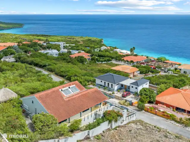 Villa Korsou, Plage de Cas Abou | Curaçao, Banda Abou (ouest), Cas Abao - villa Vue plongeante sur la villa, Cas Abou, les collines environnantes et l’océan.