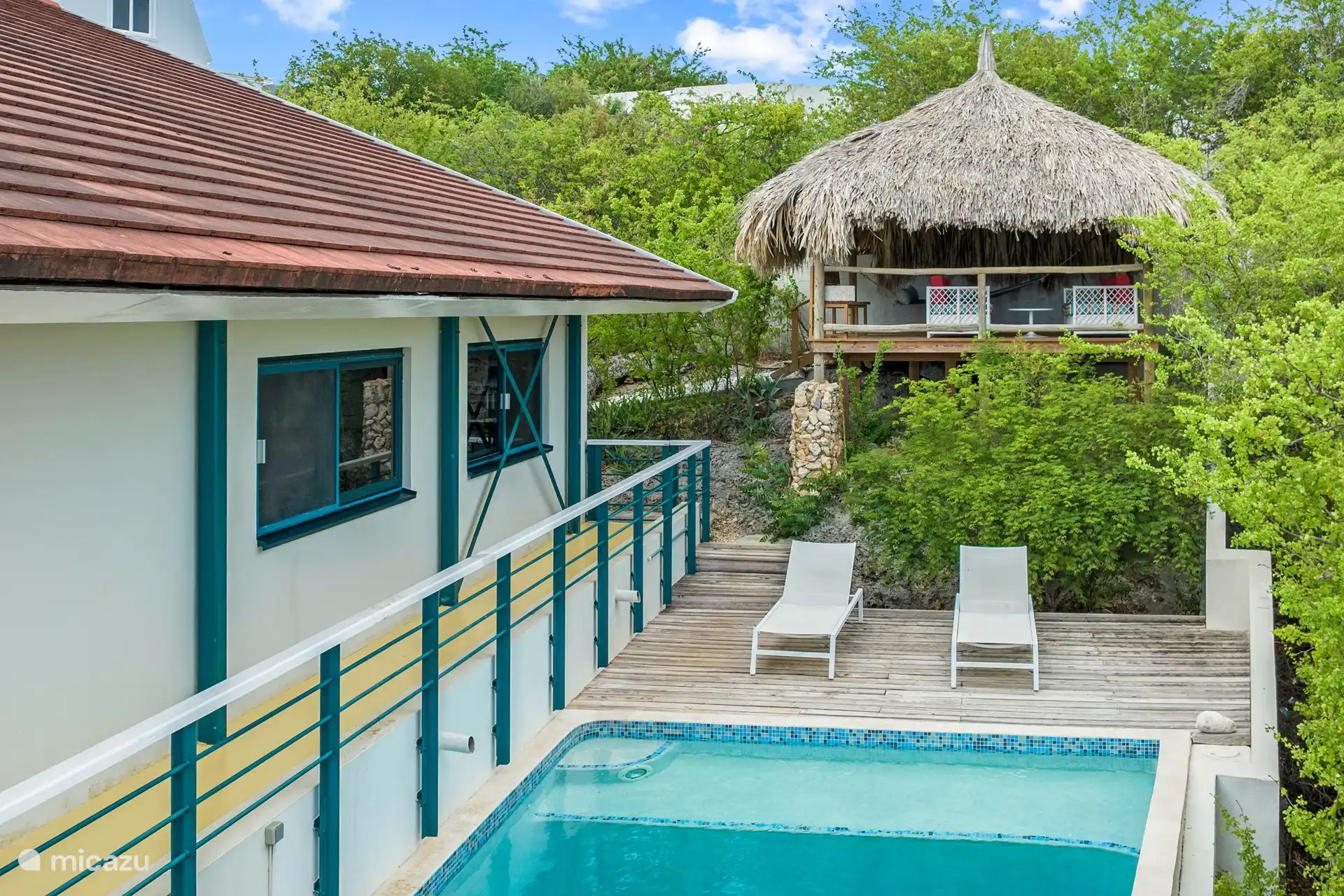Tauchbecken auf der Ostseite der Villa mit Blick auf das Meer.