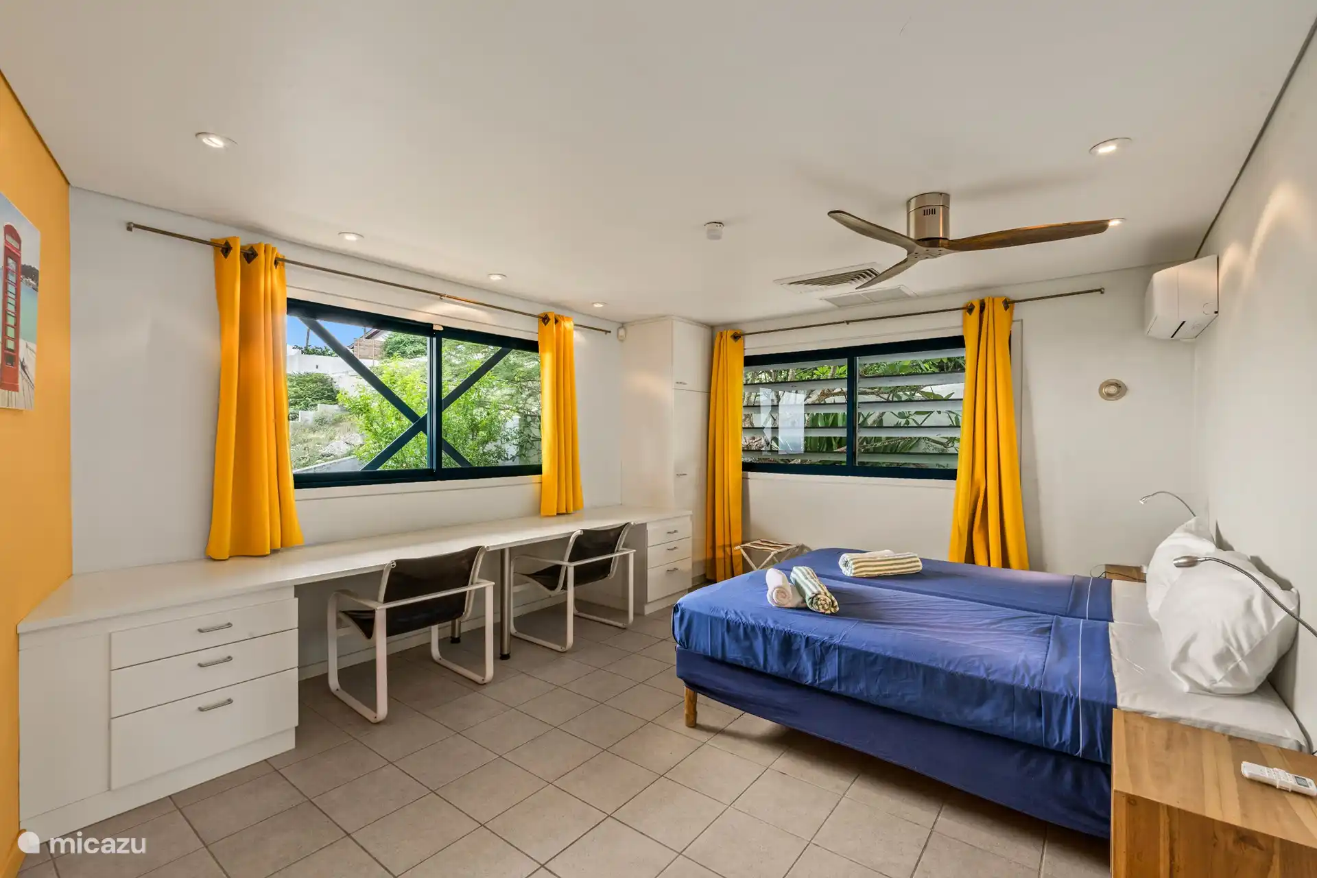 Schlafzimmer 1 mit Klimaanlage, Deckenventilator und eigenem Bad. 