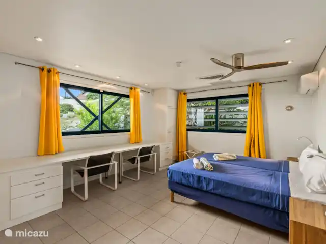 Villa Korsou, Plage de Cas Abou | Curaçao, Banda Abou (ouest), Cas Abao - villa Chambre 1 avec climatisation, ventilateur de plafond et salle de bain privée.