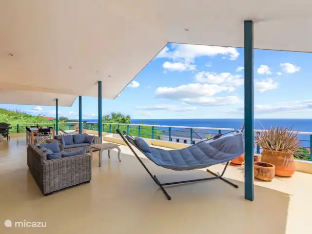Villa Korsou, Plage de Cas Abou | Curaçao, Banda Abou (ouest), Cas Abao - villa Porche ombragé spacieux avec salon et salle à manger et vue à 180 degrés sur la mer.