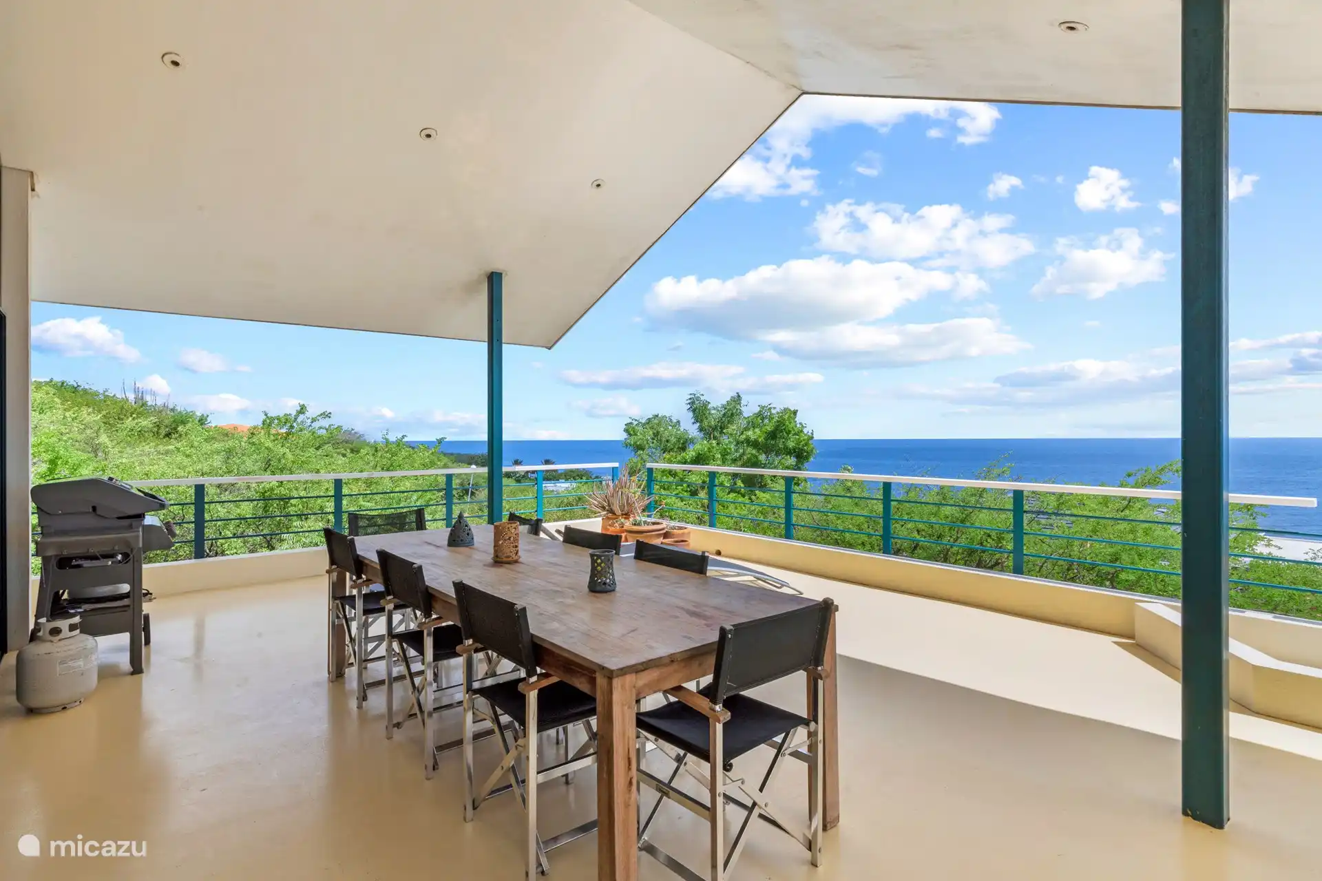 Geräumige schattige Veranda mit Essbereich und 180-Grad-Blick auf das Meer.